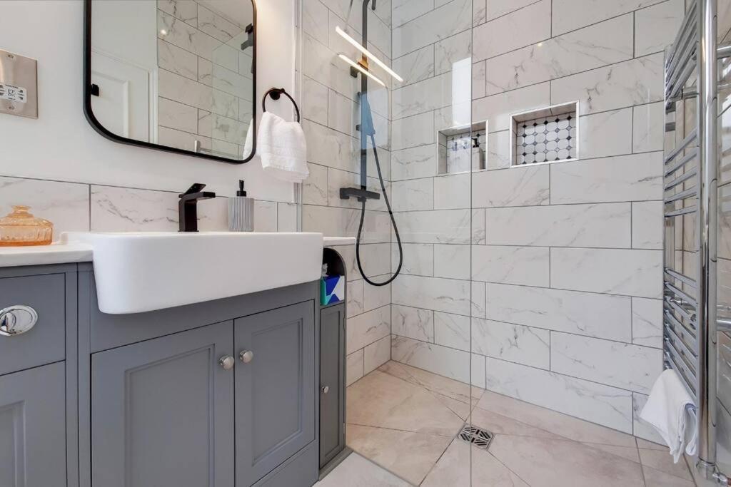 Ferienwohnung Immaculately Presented 1 Bed London Exterior foto
